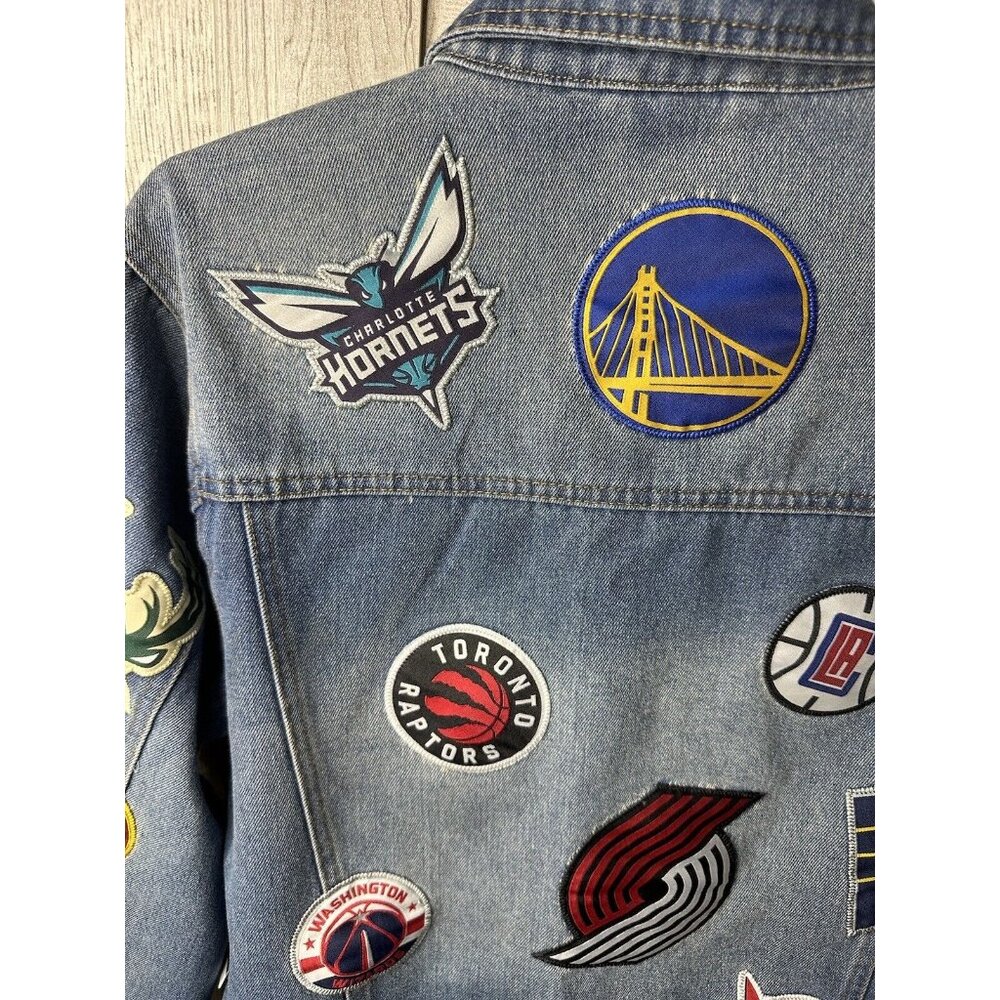 NBA Global Stores Mens Blue Denim Jacket Size Medium Team Stitched Logo Patches - Picture 4 of 14